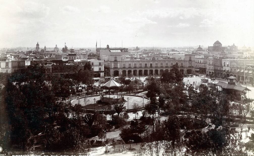 Una toma desde lo alto de la Catedral Metropolitana hacia la arbolada Plaza de la Constitución y sus alrededores. Al fondo se aprecia el famoso Callejón de la Diputación que desaparecería unas décadas más tarde para abrir la avenida 20 de Noviembre. Imagen: NYPL.