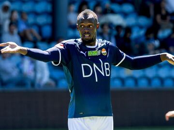 Usain Bolt debuta en el futbol con el '9.58', y pierde