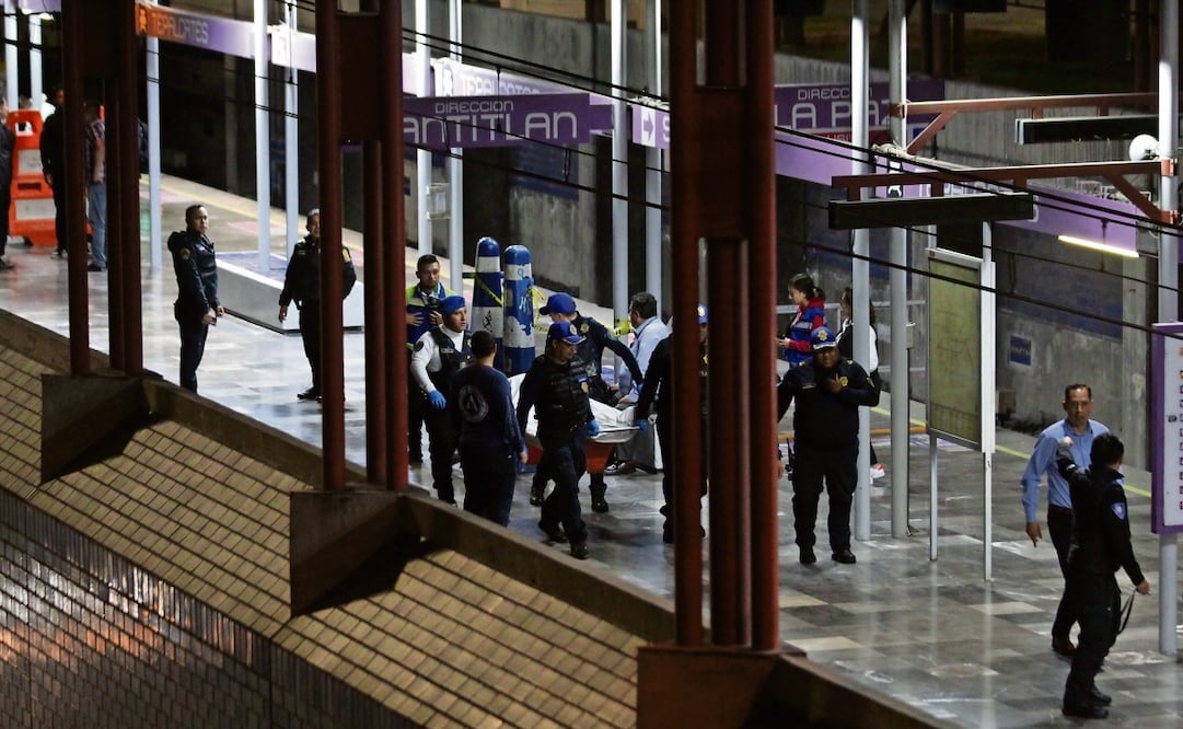 Paramédicos que llegaron al sitio diagnosticaron al hombre de aproximadamente 35 años de edad sin signos vitales por tres heridas de bala. La víctima quedó recostado sobre el andén. Foto: Francisco Rodríguez / EL UNIVERSAL