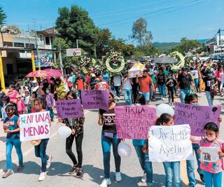 Un séquito de niñas despide a Ayelin, hallada muerta en una barranca 