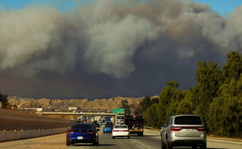 Un incendio sin control y de rápido avance en el condado de Los Ángeles forzó la evacuación de miles de personas. Foto: EFE
