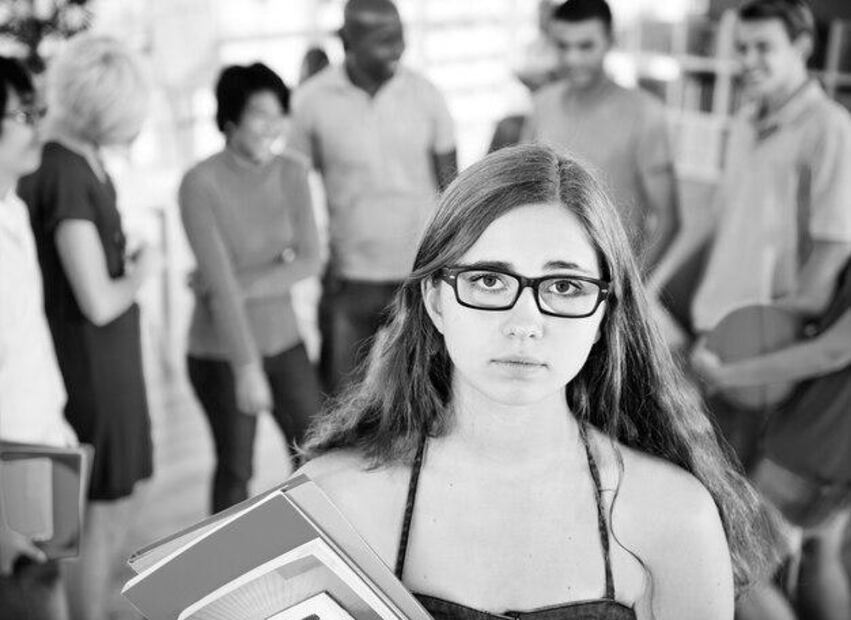 Las habilidades sociales y la soledad, son un  desafío a superar. Fuente: Freepik.