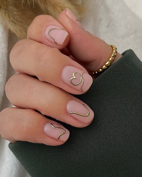 El relieve dorado está en tendencia. ¡Llévalo en forma de corazón este febrero! Foto: Instagram @lindseysbeautylounge1