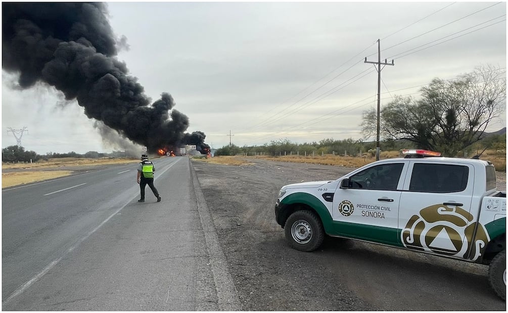 Al momento no se reportan personas lesionadas por el incendio de un tractocamión con combustible. Foto: Protección Civil Sonora