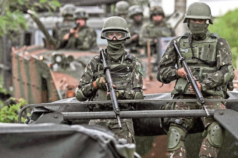 El ejército brasileño, avalado para asumir labores de seguridad en Río de Janeiro, participó ayer en un operativo en una prisión en Japeri, en ese estado (ANTONIO LACERDA. EFE)