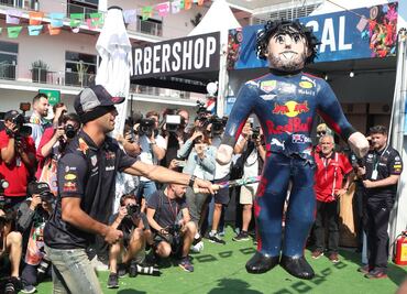 Ricciardo y Verstappen se divierten con piñatas previo al GP de México