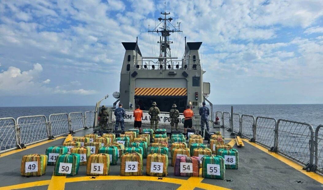 Elementos de la Secretaría de Marina aseguraron una embarcación con 55 bultos, con un peso aproximado a dos toneladas de cocaína, en inmediaciones de Barra Tonalá, Chiapas. Foto: especial