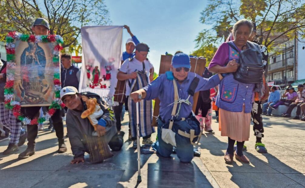 Rosalío, Adela y su nieto caminaron desde Tulyehualco, y por manda el señor entró de rodillas. Foto: Jorge Medellín | El Universal