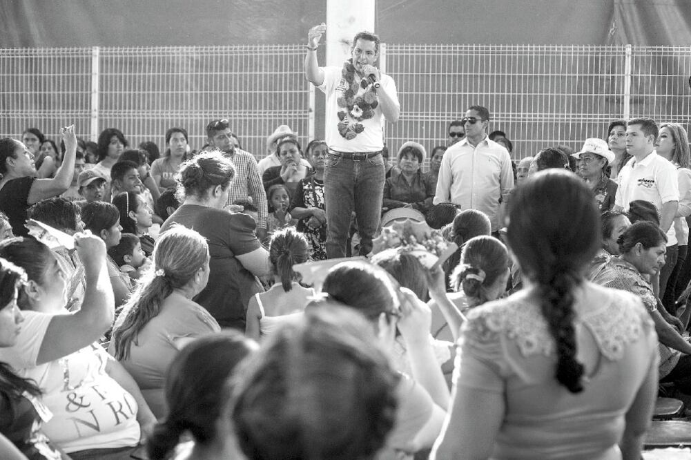 El candidato tricolor a la gubernatura de Oaxaca visitó a los habitantes de San Antonio de Cal, donde los colonos quienes le pidieron resolver los problemas de agua potable, energía eléctrica y recolección de basura. (Foto:GERMÁN ESPINOSA. EL UNIVERSAL)
