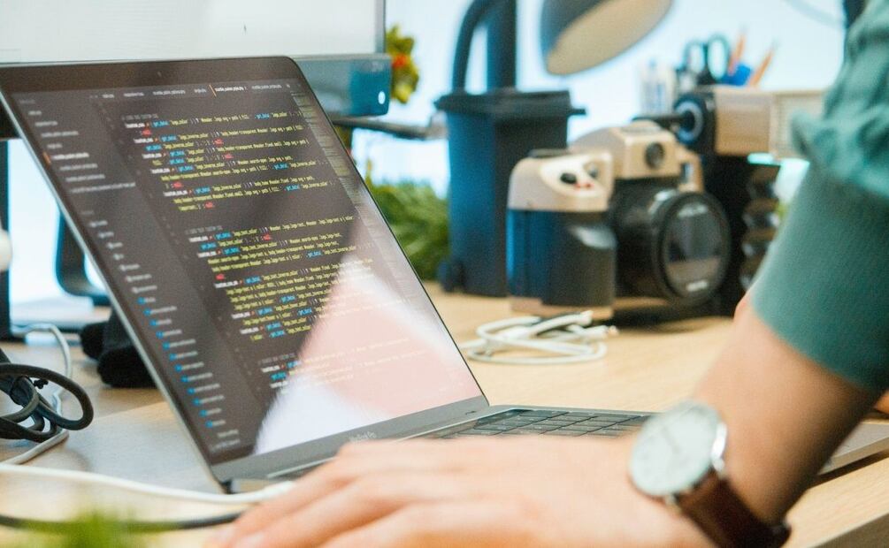 Cursos de nube en Academia Amazon. Imagen: Unsplash