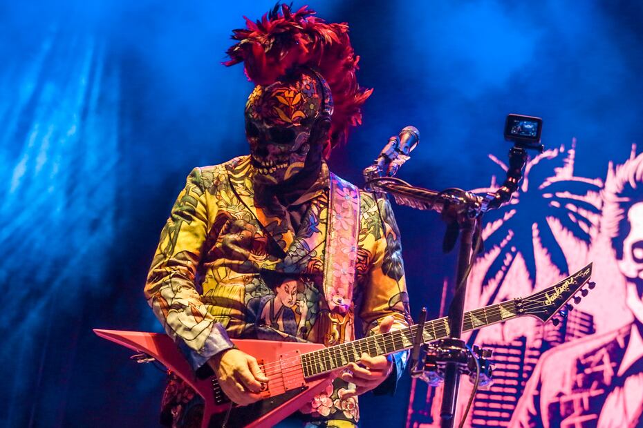 El público convirtió “La Bamba” en un coro improvisado cuando Limp Bizkit tocó un fragmento antes de “Rollin’”. Foto: Marlem Suárez/ El Universal