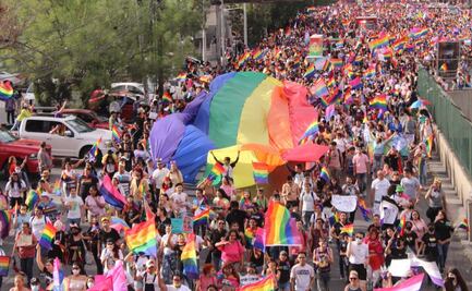 Miles de integrantes de la comunidad LGBTTTIQ+ marchan por la diversidad en NL
