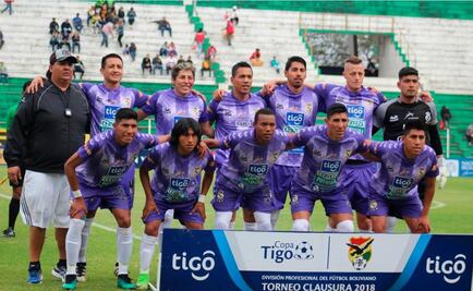 Jugadores bolivianos venden sus botines para vivir