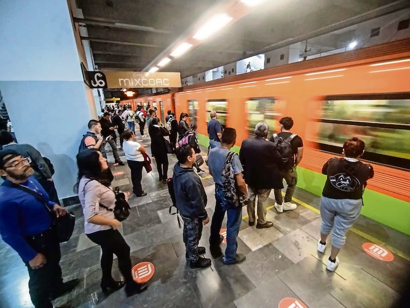 Usuarios se quejan en redes sociales de retrasos en el servicio, la alta afluencia y la falta de aire acondicionado en medio de la onda de calor que se siente en la CDMX . Foto: Gabriel Pano | El Universal