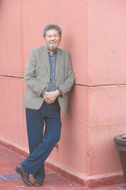 Celebran 70 años de Élmer Mendoza y su literatura negra