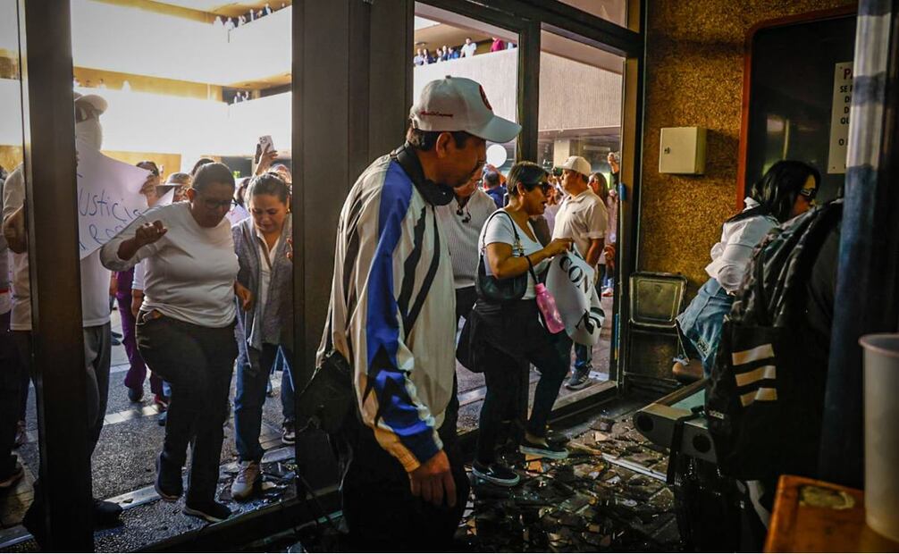 “Con los niños no”: exigen justicia por muerte de los hermanos Alexander y Gael Antonio; toman Palacio de Gobierno en Culiacán. Foto: Especial
