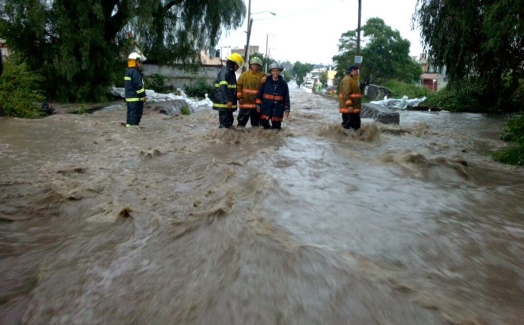 Fuentes locales informaron que la lluvia provocó encharcamientos en varias vialidades de Cuautitlán Izcalli. Foto: @Victor_EstradaG
