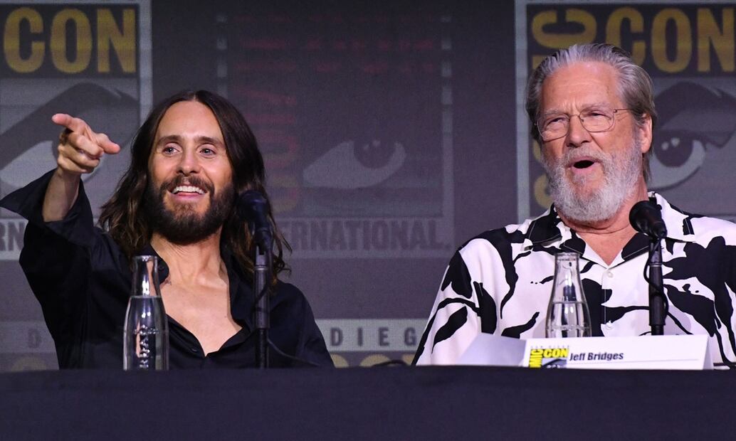 Jared Letto y Jeff Bridges  durante la Comic-Con 2025. Foto: Chris DELMAS / AFP.