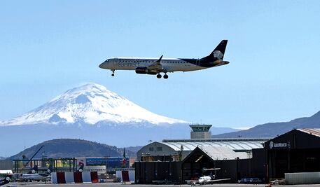 Gobierno de México niega riesgos en aeropuertos capitalinos pese a alertas 
