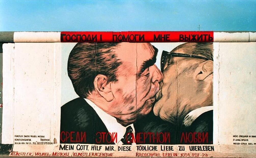 "Beso Fraternal" en e Muro de Berlín. / Foto: Creative Commons, Wikipedia.