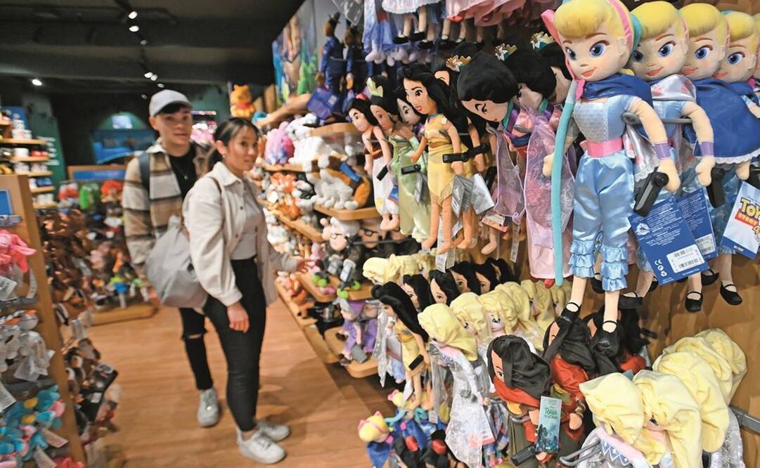Personas en una tienda de Disney en Londres. Las empresas aconsejan adelantar las compras navideñas por crisis de suministros. Foto: Andy Rain/ EFE.