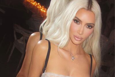 Critican a marca de ropa con la que Kim Kardashian colabora por lanzar línea infantil inspirada en el sadomasoquismo