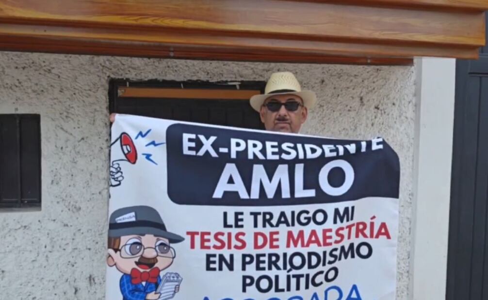 Lord Molécula el rancho “La Chingada”, en Palenque, Chiapas, para entregarle al expresidente Andrés Manuel López Obrador su tesis aprobada en Periodismo Político. Foto: Captura