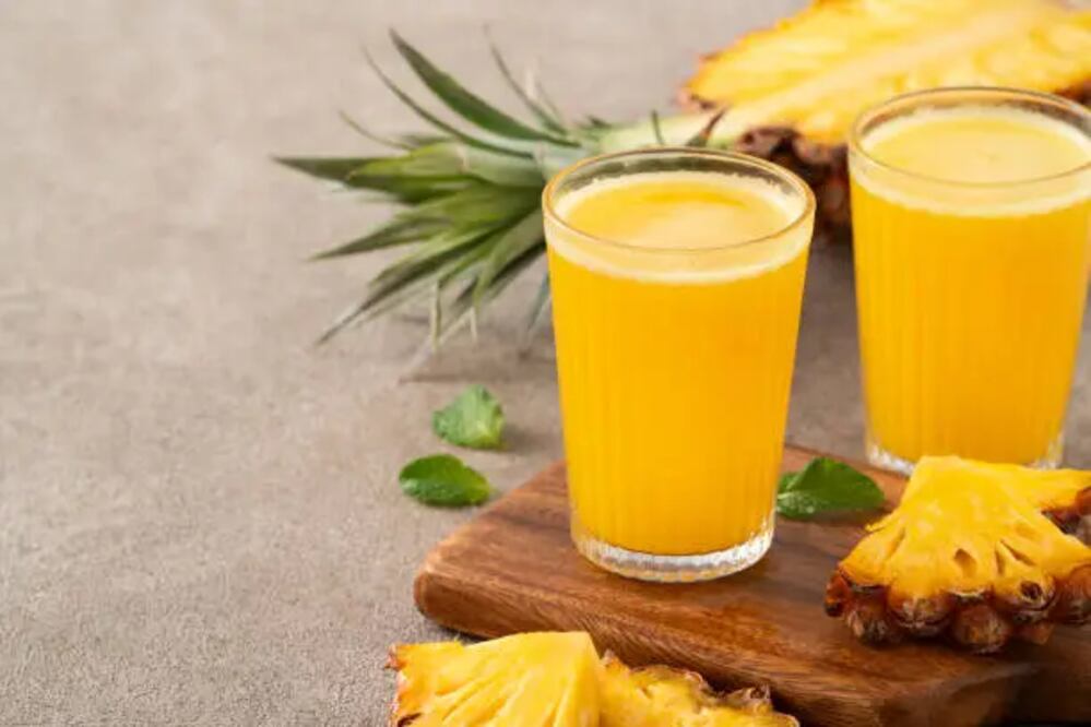 Si buscas una bebida saludable, esta combinación de piña con alfalfa es para ti. Foto: Unsplash