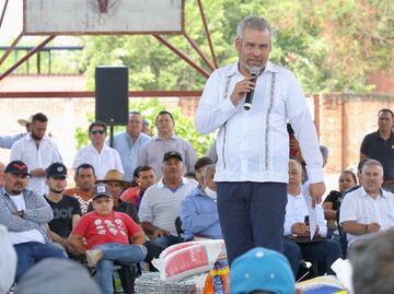En Aguililla, gobernador de Michoacán advierte que no cederá en lucha contra criminales