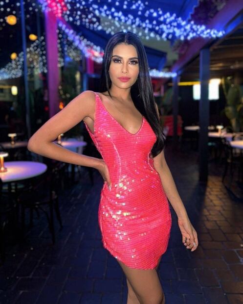 Kristal Silva luce como Barbie en minivestido rosa de lentejuelas