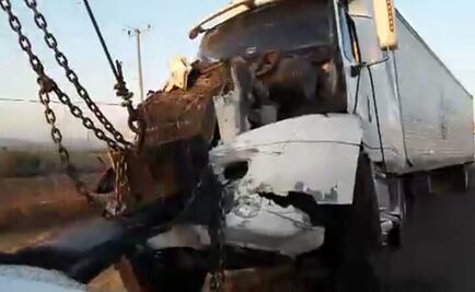 Mueren 11 personas en choque de un tractocamión y una camioneta en Pénjamo