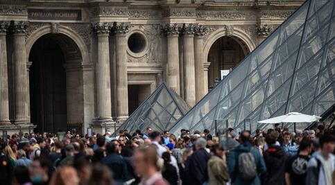 Tras acusación del exdirector del museo Louvre por lavado de dinero, el recinto tomará acciones legales