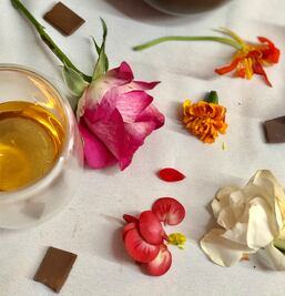 Flores, chocolate y té: tres grandes placeres unidos