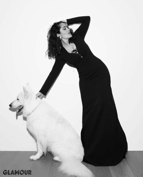Salma Hayek protagoniza portada de revista con impactantes looks