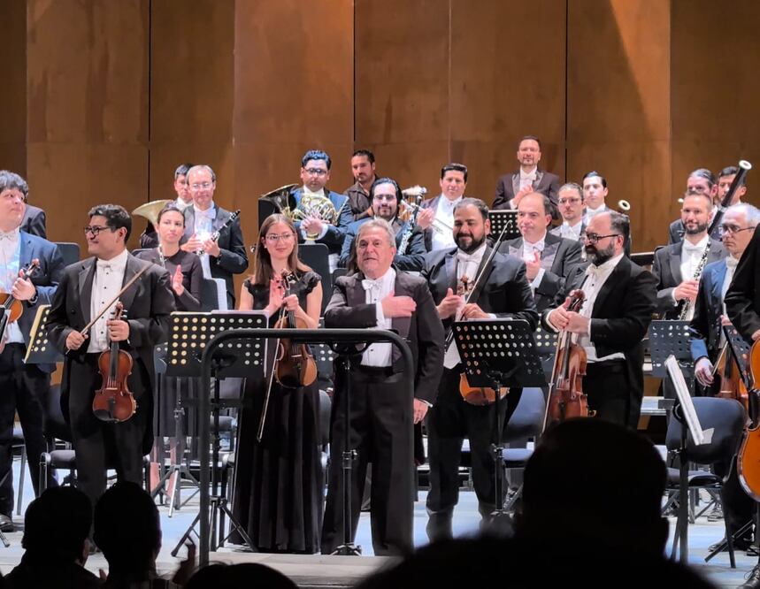 En el centro, Ramón Shade, el director fundador de la Camerata de Coahuila que se jubila este año, recibe la ovación del público junto a sus músicos. Crédito: Lázaro Azar