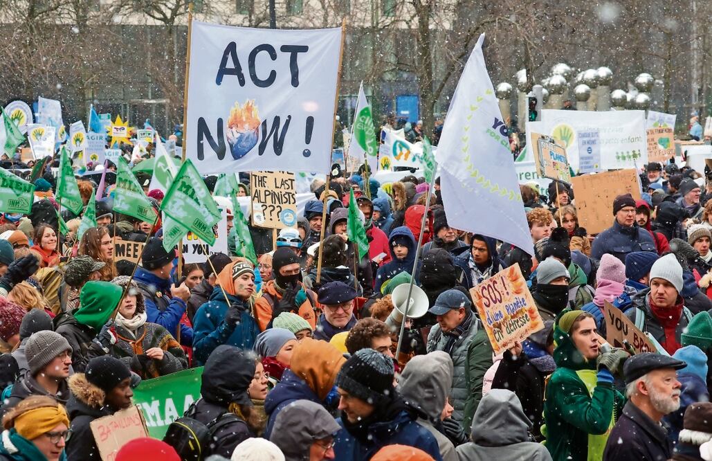 Manifestantes participan en la Gran Marcha por el Clima, en Bruselas, acto que coincide con la COP28. Foto: EFE