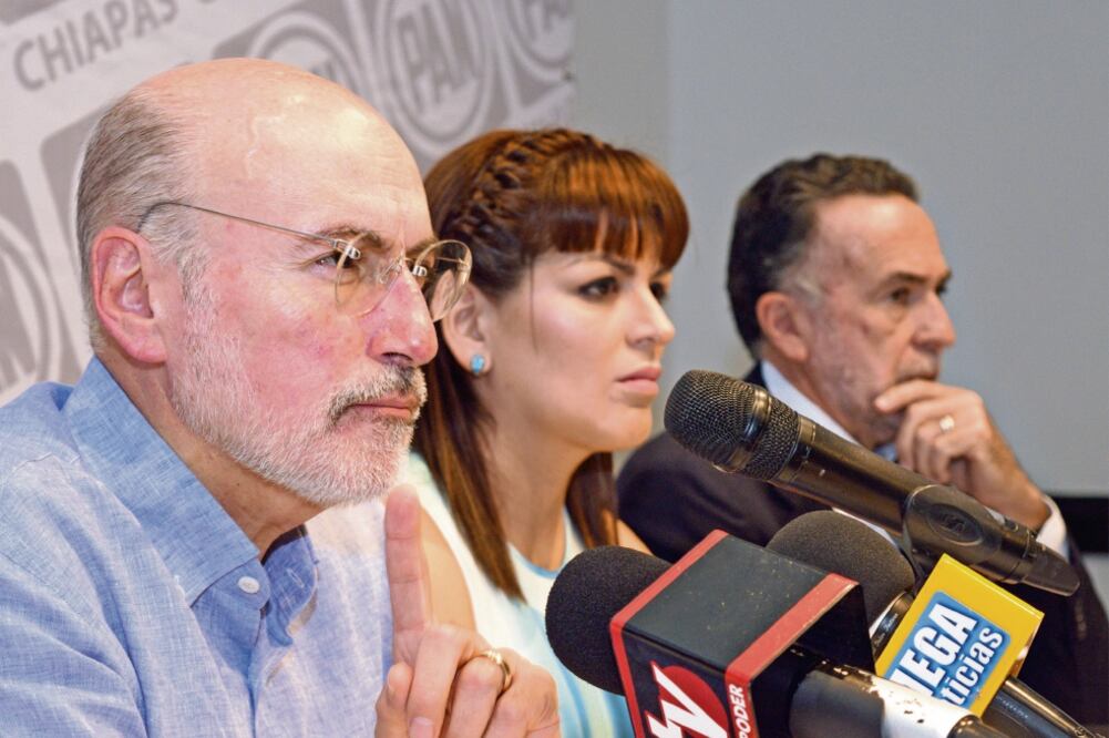 Apoyo a candidato albiazul. El ex presidente del PAN Luis Felipe Bravo Mena y el ex gobernador de Guanajuato Carlos Medina Plascencia hicieron patente su postura  (ARCHIVO EL UNIVERSAL)