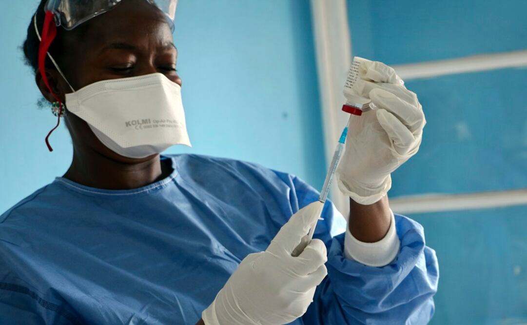 A healthcare worker from the World Health Organization prepares vaccines to give to front line aid workers, in Mbandaka, Congo - Photo: Sam Mednick/AP
