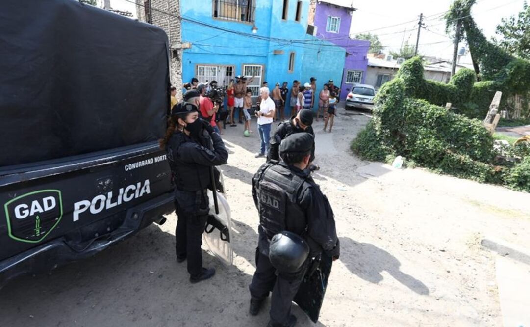 Diez personas fueron detenidas esta tarde en allanamientos realizados en el asentamiento Puerta 8. Foto: LA NACION