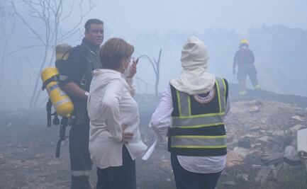 Continúa combate a incendio en tiradero clandestino en el puerto de Veracruz; siniestro lleva más de 24 horas activo