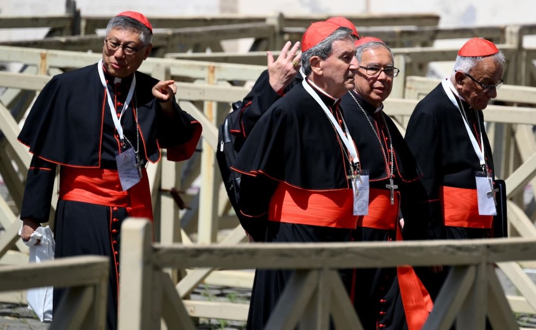 Los cardenales se marchan tras la reunión de la Congregación General de Cardenales, en la Ciudad del Vaticano, el 2 de mayo de 2025. Foto: EFE/EPA/ETTORE FERRARI