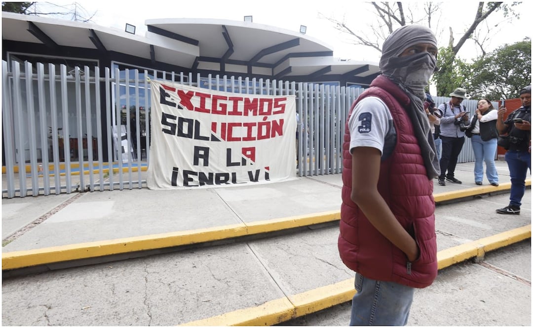 Losa estudiantes de la escuela Normal Rural Luis Villarreal del Mexe Hidalgo retienen a trabajadores y realizan manifestación en Pachuca. Foto: Especial