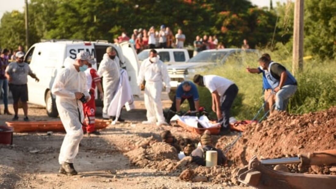 Mueren 3 empleados intoxicados en interior de alcantarilla