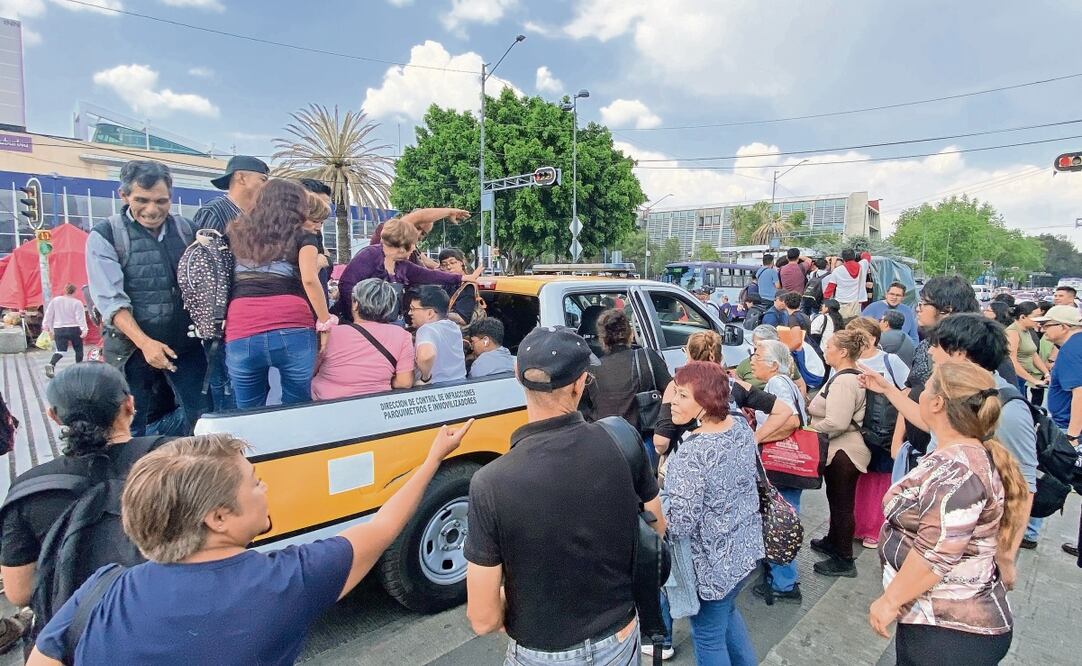 Vehículos de la policía capitalina y unidades de la RTP apoyaron en el traslado de los usuarios afectados. Foto: Juan Carlos Williams / EL UNIVERSAL