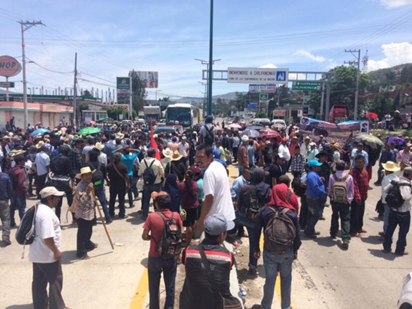 Bloquean autopista del Sol y retienen a alcalde en Guerrero