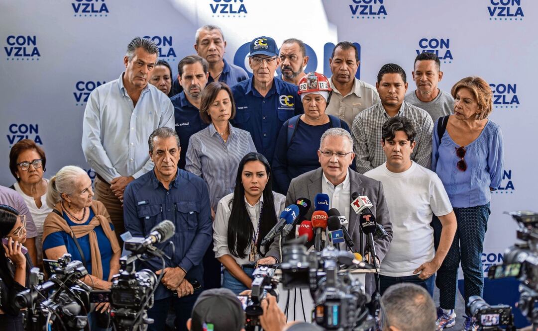 El abogado Perkins Rocha Contreras (segundo de der. a izq.), asesor jurídico del Comando Con Venezuela, al hablar sobre el "atraco" a la sede del partido, en Caracas. Foto: Henry Chirinos EFE