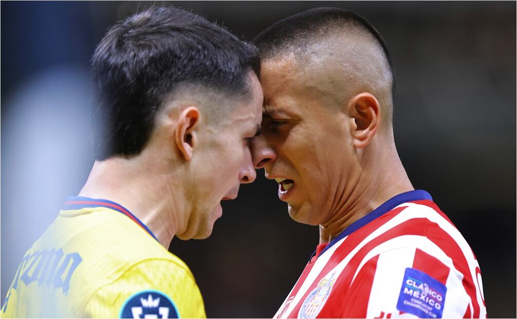 Álvaro Fidalgo y Roberto Alvarado se encaran durante el Clásico de Concacaf. FOTO: IMAGO7