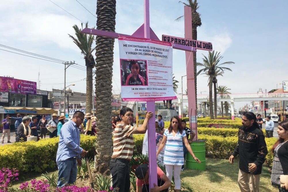 Familiares y amigos de mujeres asesinadas se manifestaron en la avenida Chimalhuacán para recordar a Lupita , la niña de 4 años hallada muerta el año pasado en el Bordo de Xochiaca. Foto: EMILIO FERNÁNDEZ. EL UNIVERSAL