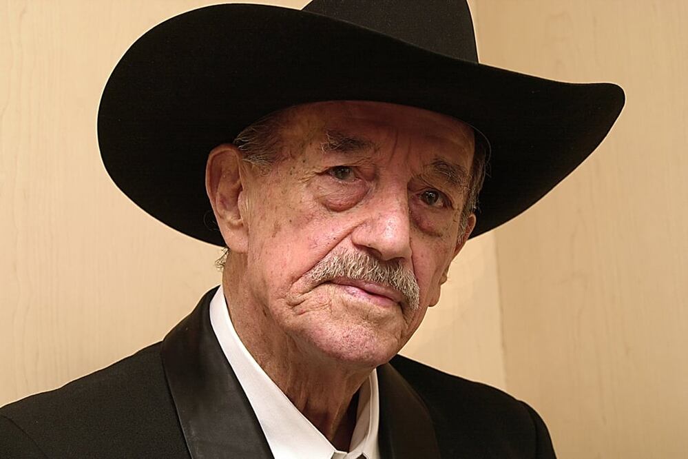 A los 94 años de edad y acompañado de su familia, falleció esta noche el actor mexicano Mario Almada.
