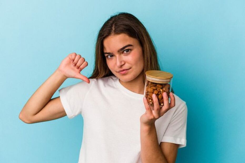 Lavar los frutos secos antes de consumirlos es una práctica sencilla pero efectiva para minimizar los riesgos a la salud. Fuente: Freepik.